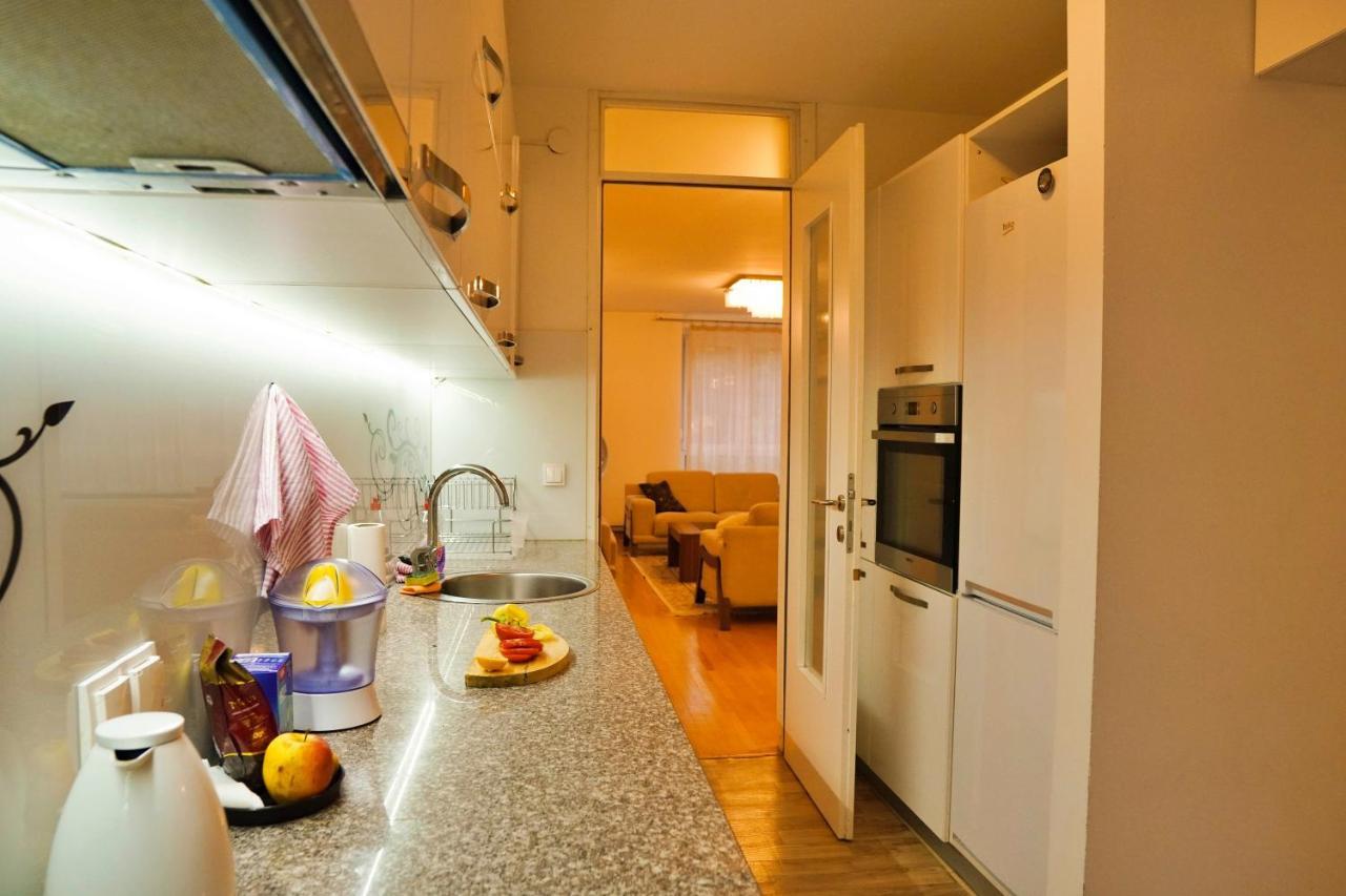 City Center Grand Apartment - Three-Bedroom, Free Parking Сараєво Екстер'єр фото