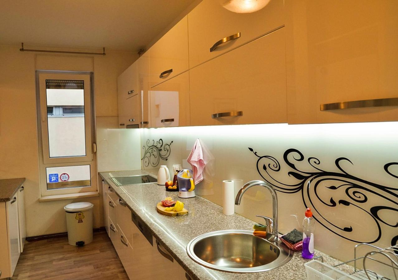 City Center Grand Apartment - Three-Bedroom, Free Parking Сараєво Екстер'єр фото